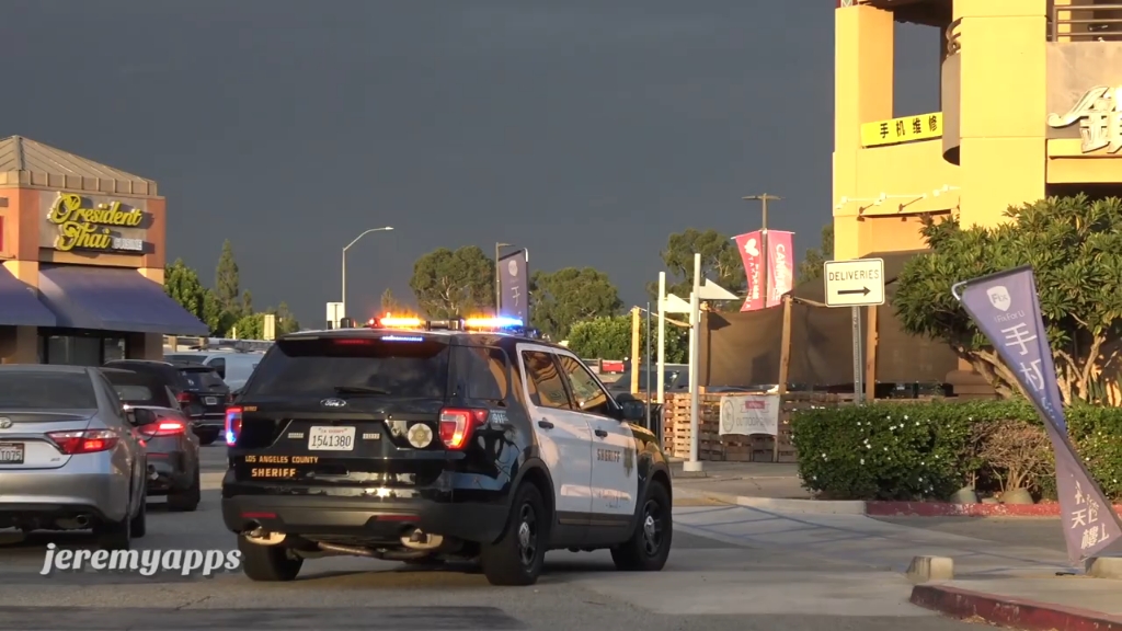 lasd两辆大探快速到达案发现场