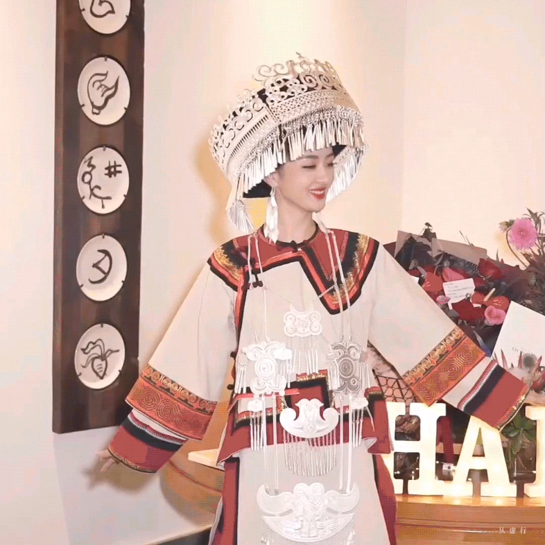 穿彝族服饰的赵丽颖直接美住我@赵丽颖球球基地