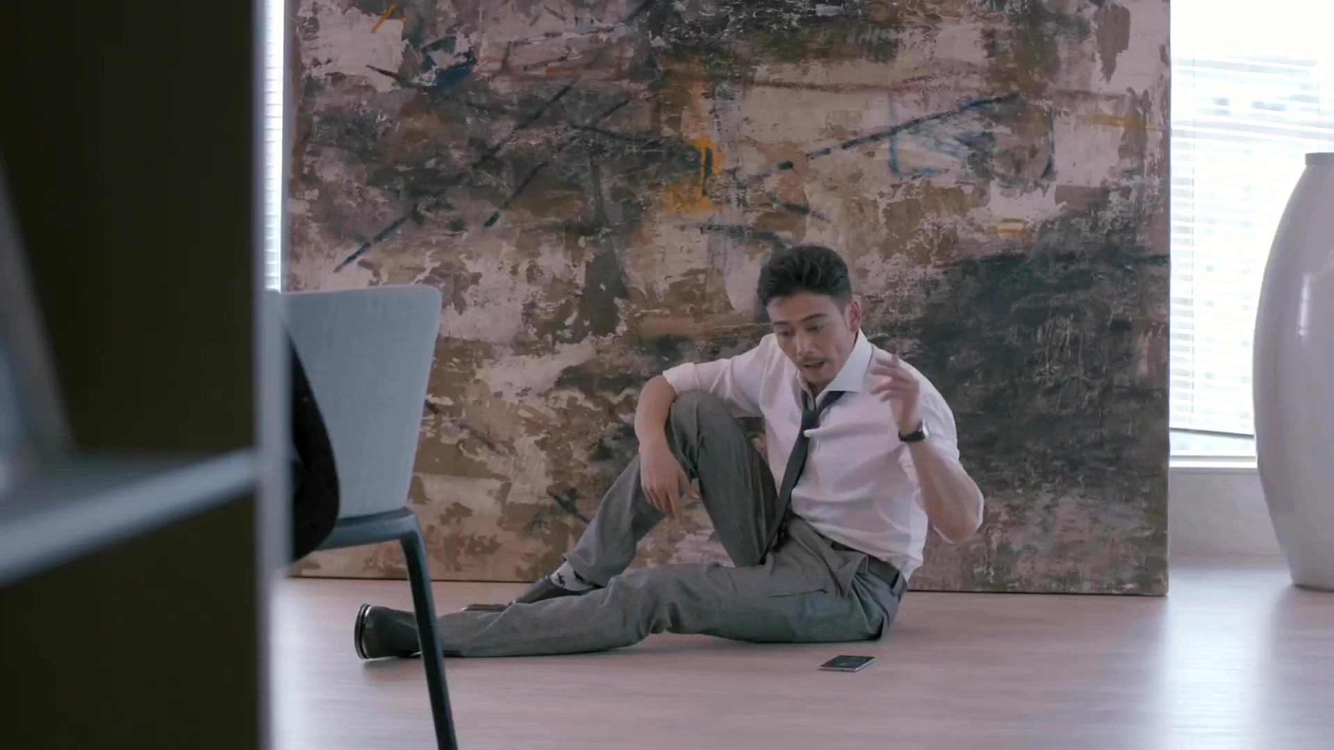 【欢乐颂】包奕凡被他妈气到躺在办公室地板上