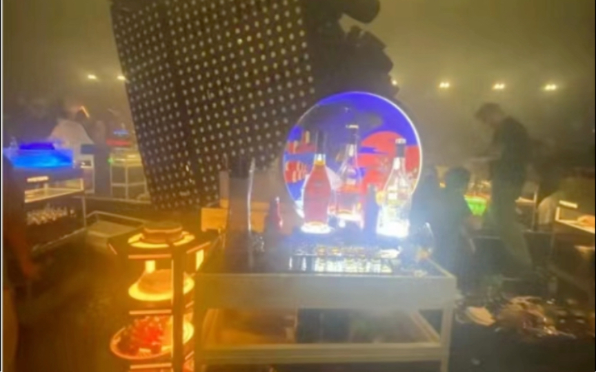 凌晨,沈阳和平区文化路first酒吧突发顶棚灯架脱落,现在蹦迪都有危险