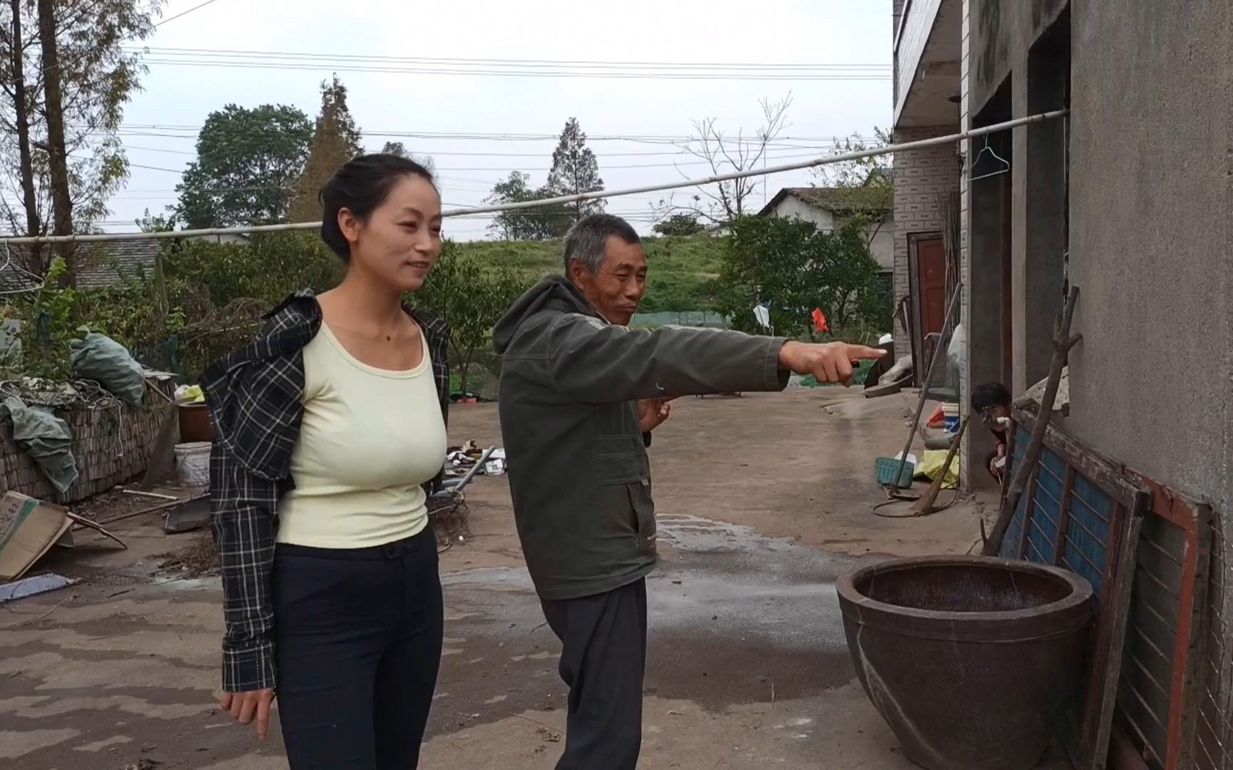 [图]儿女在大城市打拼，年迈父母在家谋生，生活态度非常乐观