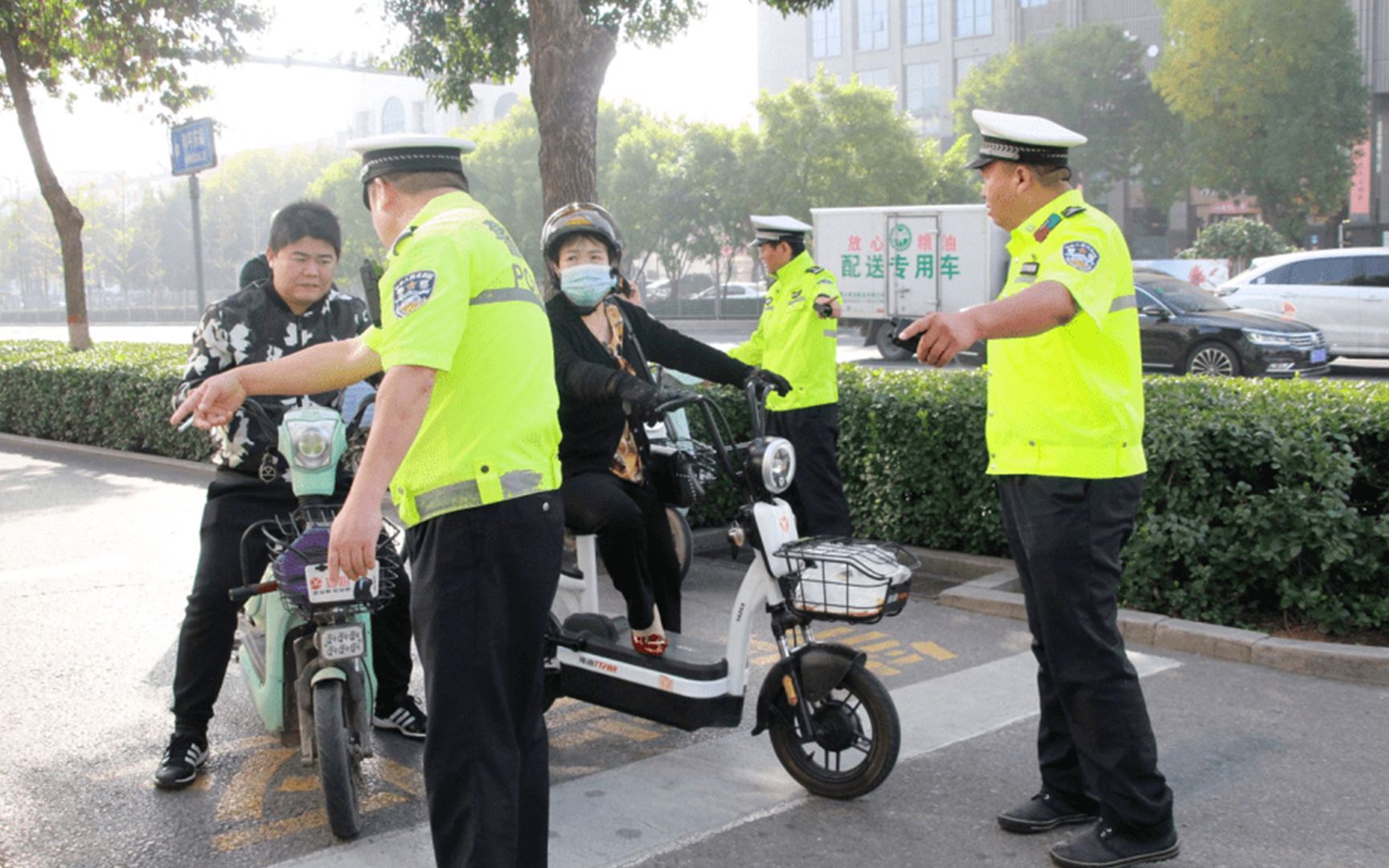 电动车“清街”行动开启,除了戴头盔,电动车还严查3不带?哔哩哔哩bilibili