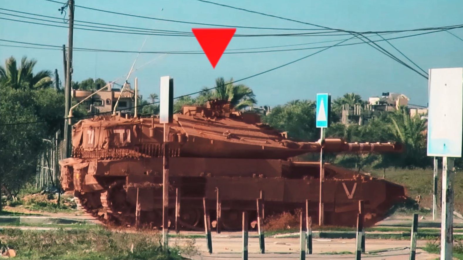 红标一出现就没好事!哈马斯击毁以军梅卡瓦坦克起火冒烟