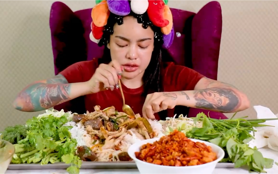 泰国吃播:性感辣椒姐 猪血 凤爪 圆粉 辣椒脆 还有各种蔬菜 吃的很