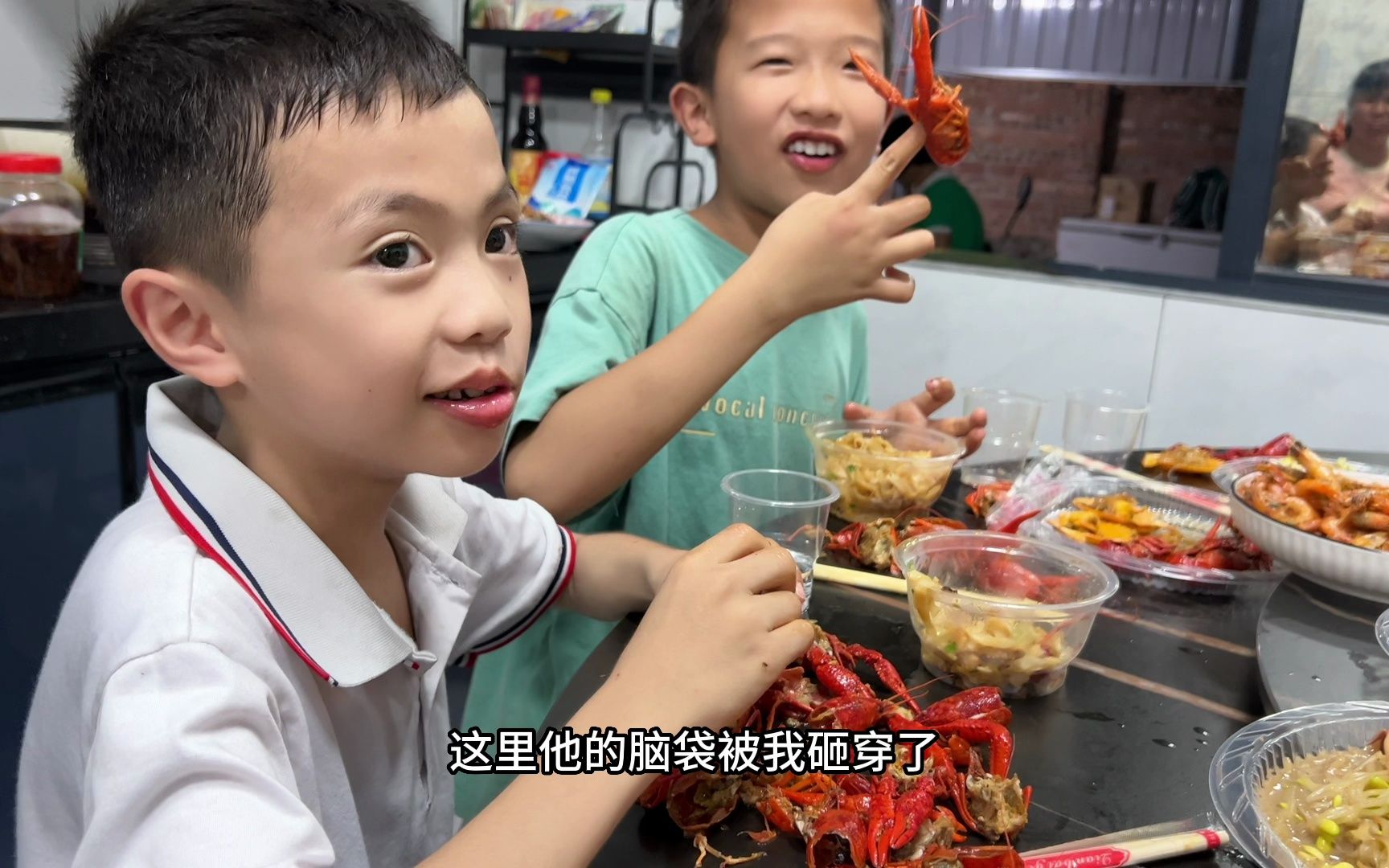 今天大家庭聚餐,大哥二哥阿旺一起下厨,做满满一桌菜吃过瘾了