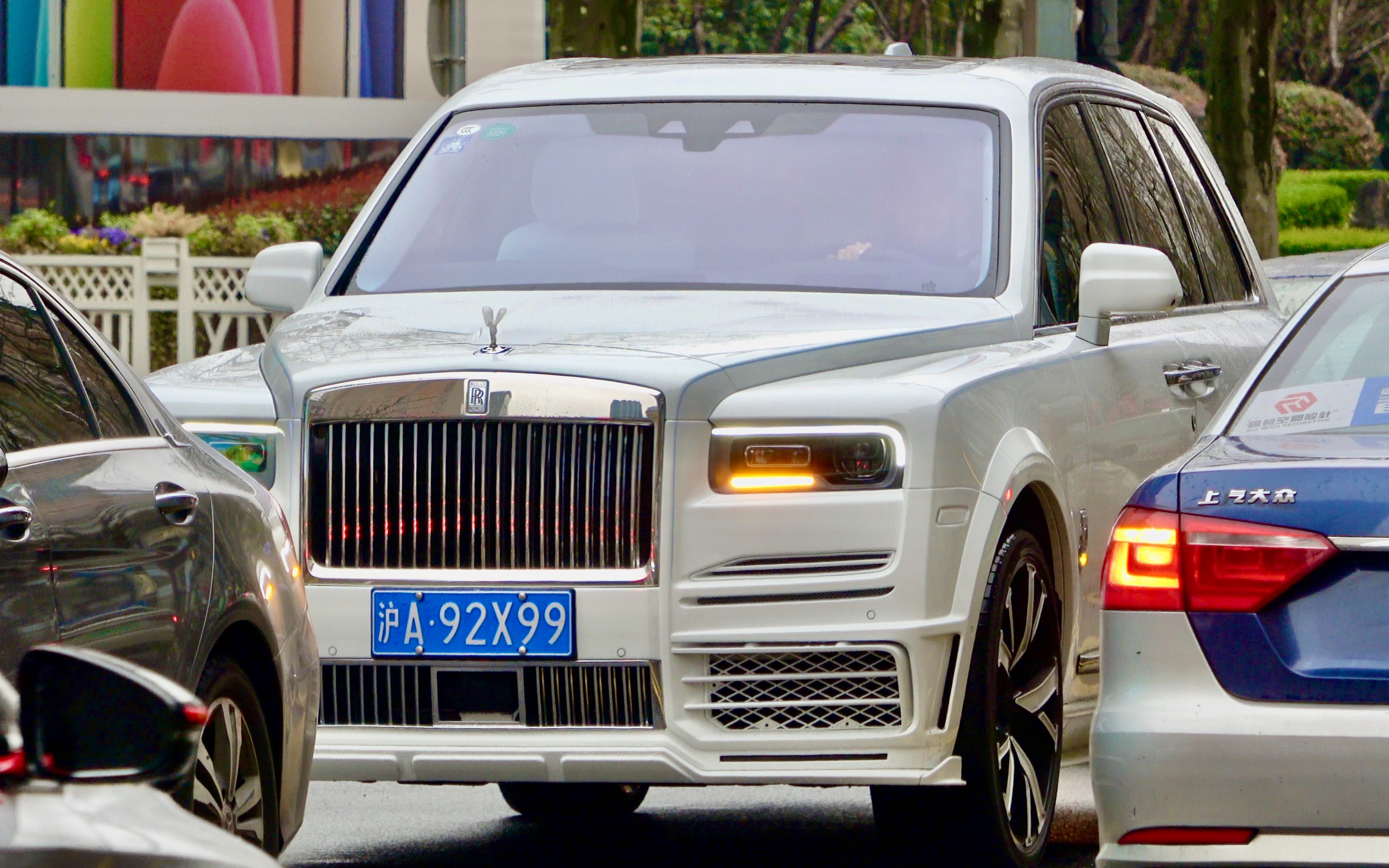 阿斯顿马丁dbx等上海雨季超跑豪车街拍