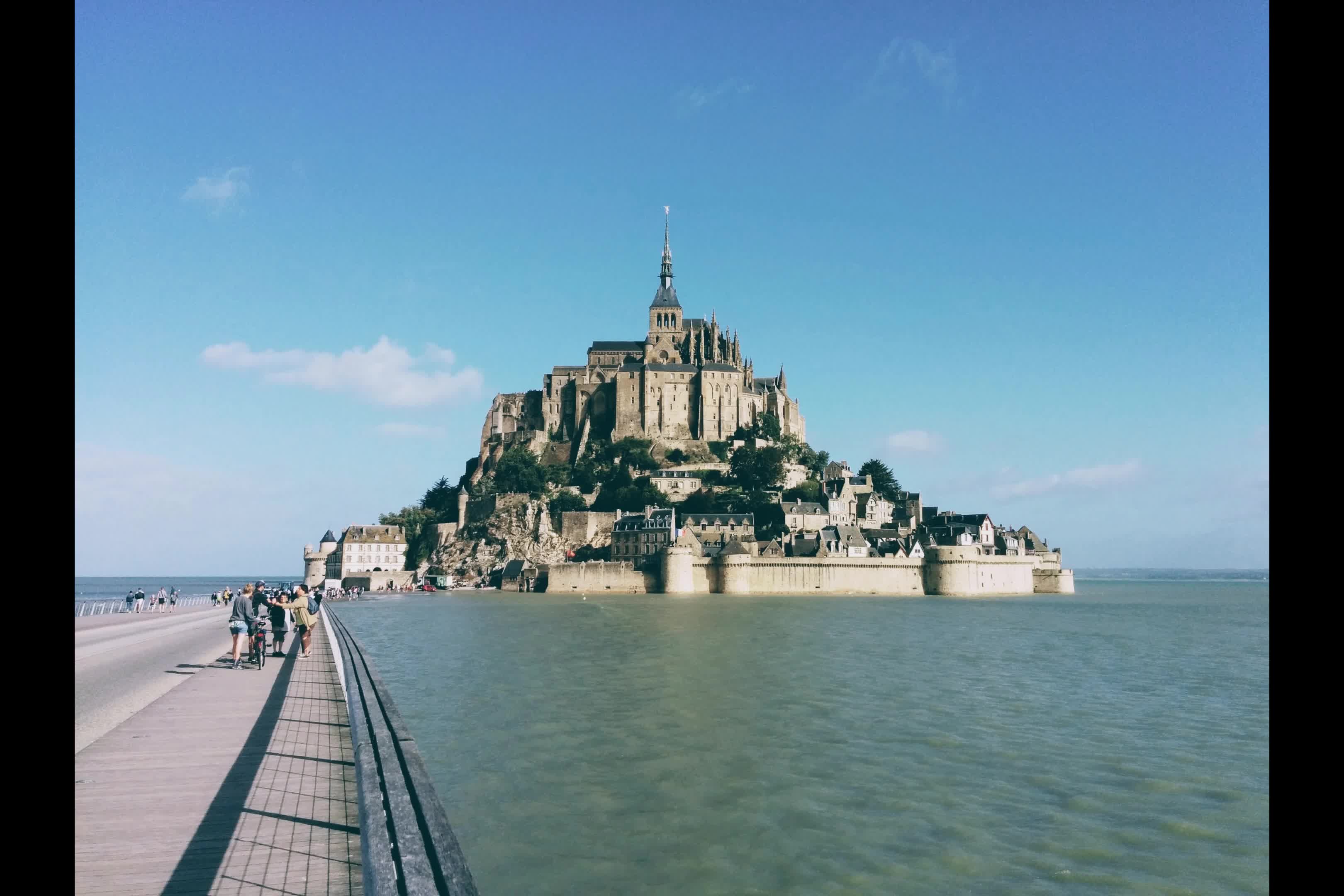 杰伦新专辑封面释出 置身"天空之城"圣米歇尔山如梦似幻