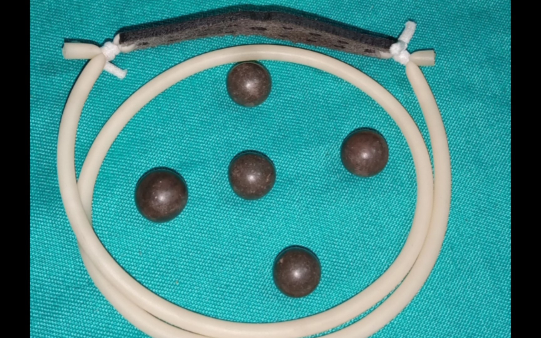 低成本的无架弹弓(自制的)特点是,拉距大拉,力轻,回弹好.