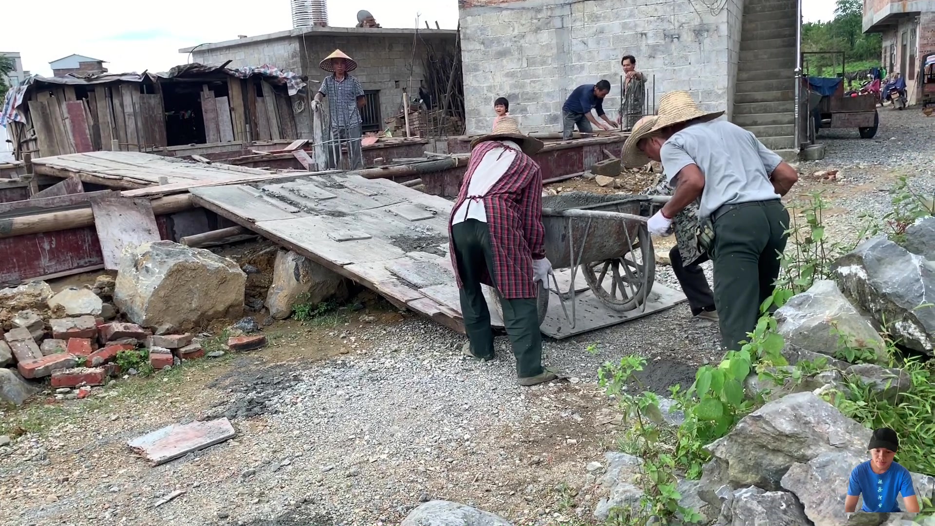 农村自建房打地基,像这样的地基承受力3层楼房,是没有问题的哔哩哔哩bilibili