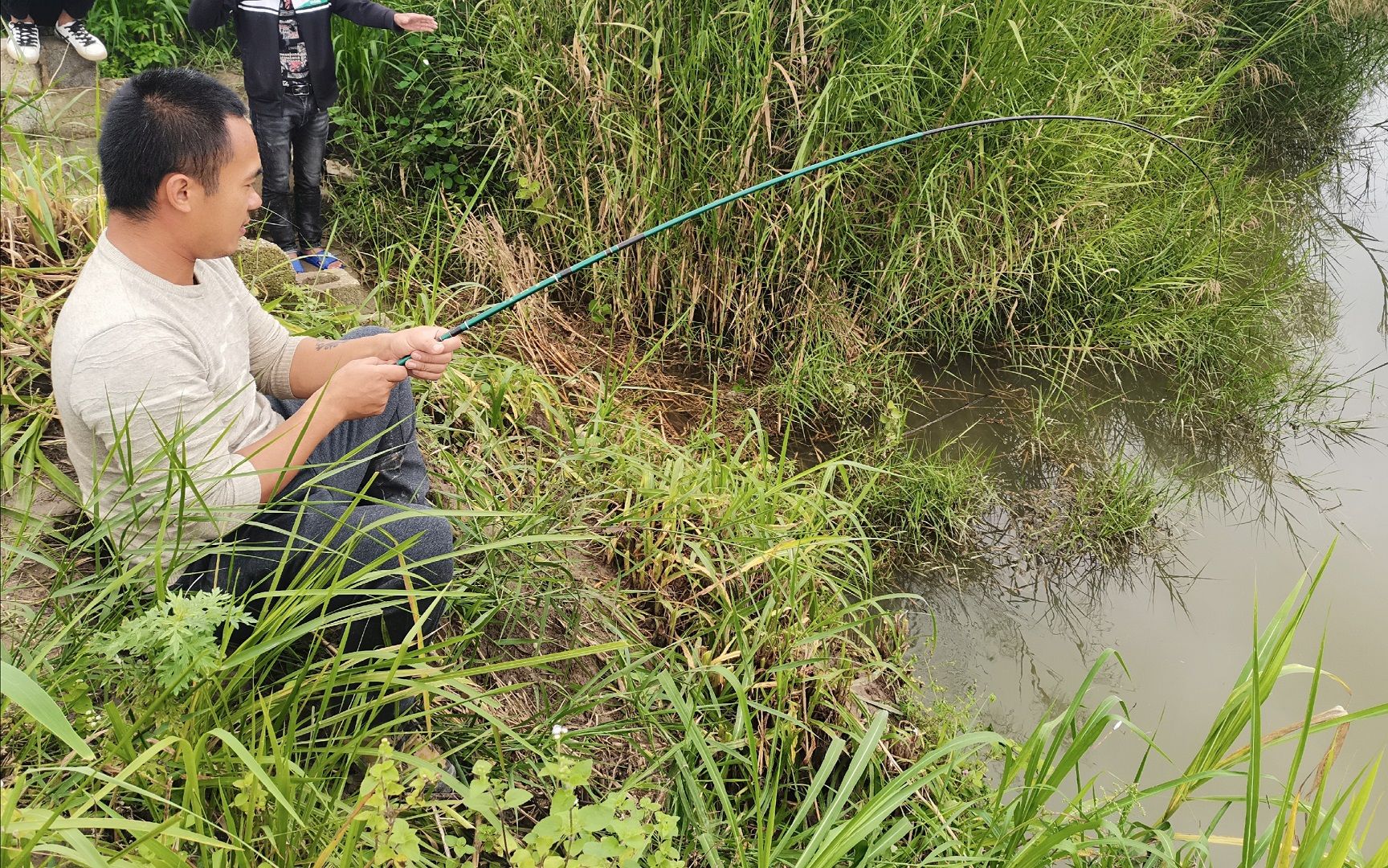 农村河里钓鱼,一下竿就猛的咬钩,这里的鱼真的饿疯了
