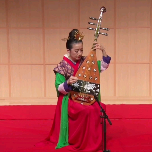 琵琶を弾く麗人 琵琶を弾く麗人