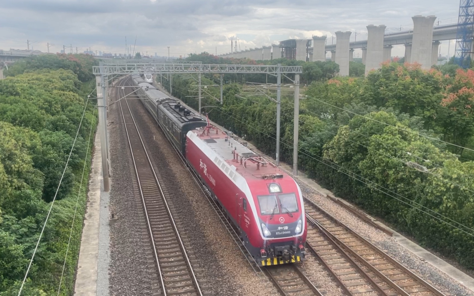沪昆线上局沪段hxd1d0403牵引上海南-广州的t169次特快列车与金山城际