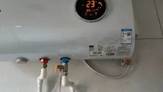 Tải video: 热水器烧到85度嘎的响一声就跳闸，师傅一说，愿来这么简单