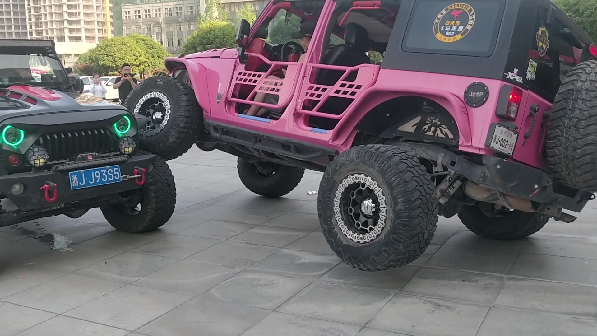 什么是改装车~特技爬轮胎汽车文化节改装吉普车真的超帅!