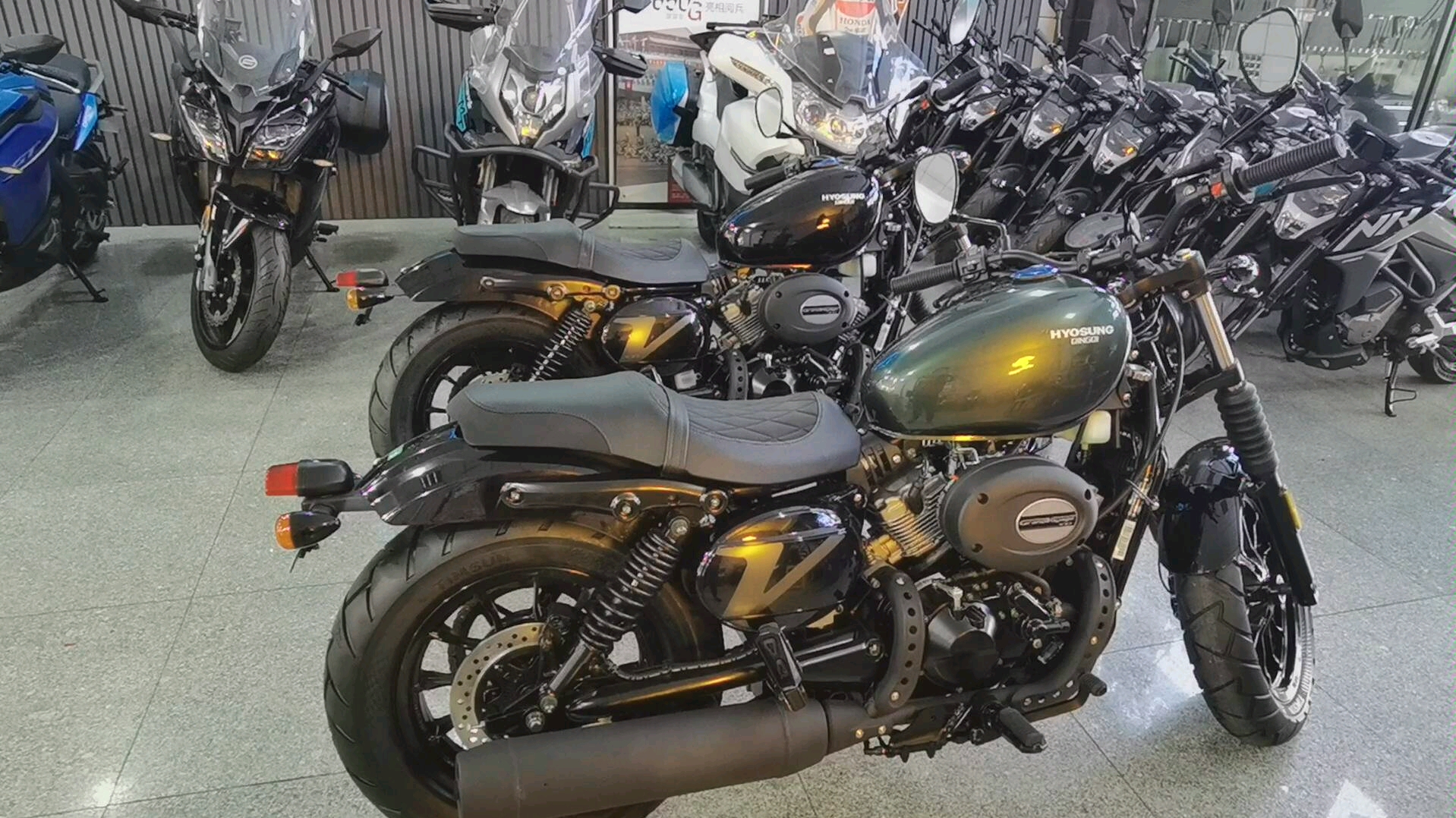 怀化麒麟重机,轻骑大韩晓星gv300到店,欢迎车友到店品车.