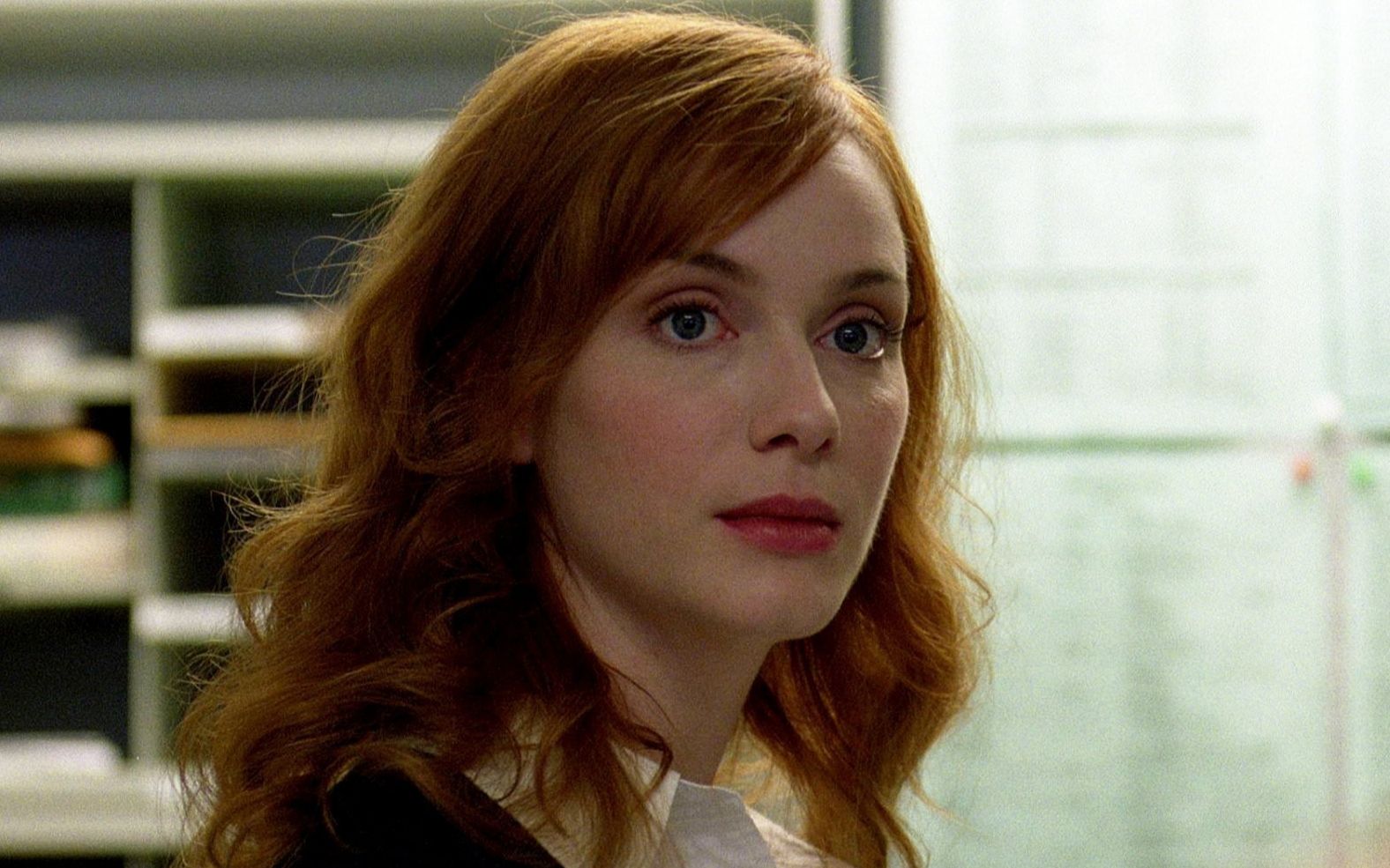 《超脱》一部尽述教育者孤独的电影,学生由老师引导,那老师又由谁救赎