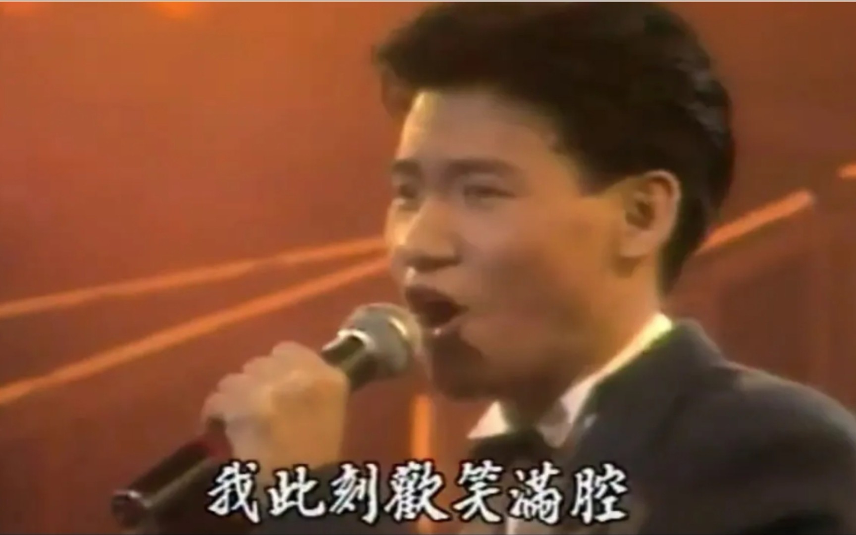 [真经典] 1985年全港十九区业余歌唱比赛, 冠军李克勤 (18岁), 表演嘉宾张学友 (24岁)哔哩哔哩bilibili