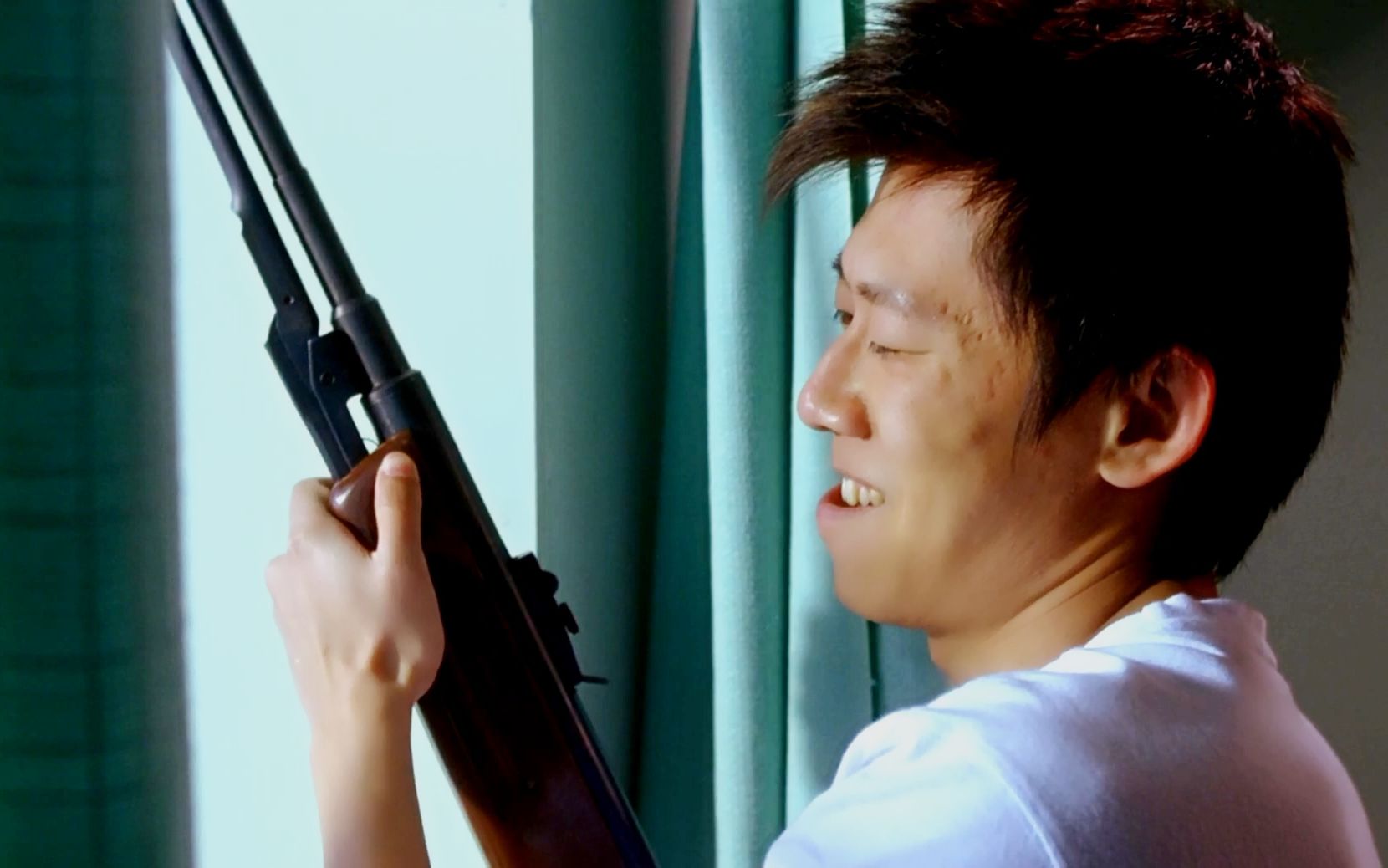 广场舞大妈整日扰民,暴躁小伙回击大快人心《独自等待》