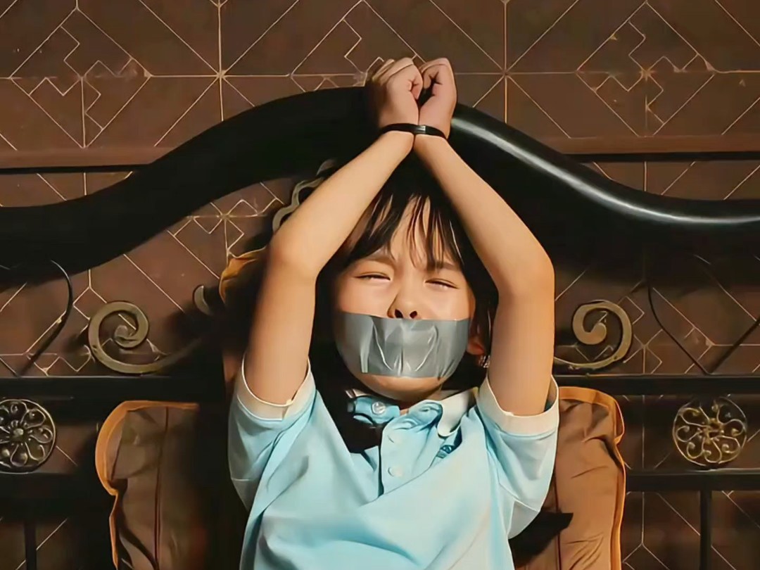 女孩被人贩子绑在了床头上