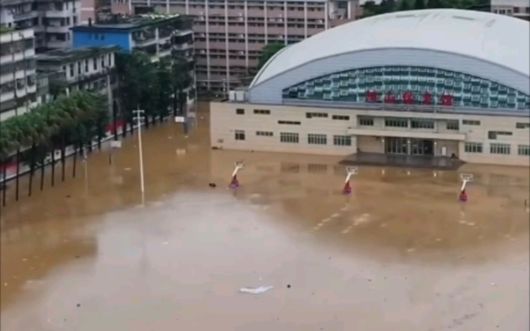 [图]【广东特大暴雨】半座城市一夜泡没!高铁站被淹!刷新历史记录!