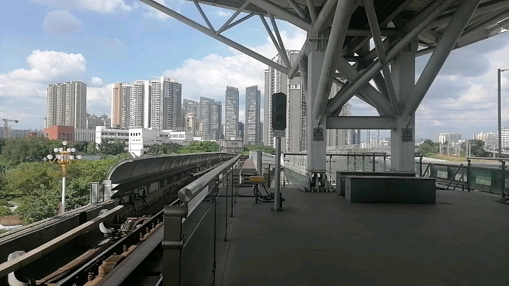 广州地铁5号线滘口方向坦尾站进站