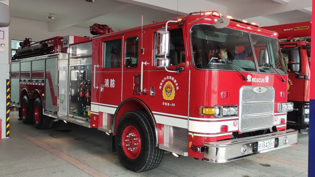 长沙消防对美国豪士科工业泡沫消防车进行战备检查 打火检查警灯