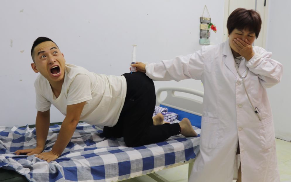 小伙打针太紧张,医生让他放松,小伙却放个屁把医生熏倒了