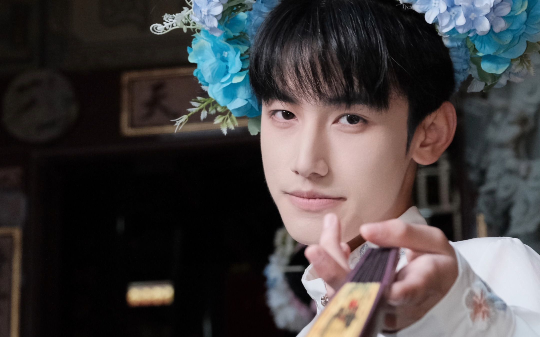 "男子簪花不自羞,花应羞上男儿头" "今生簪花,来世漂亮"-阿波杰特罗