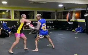 Descargar video: ufc轻量级冠军奥利维拉下一场挑战者将会在ufc264出现