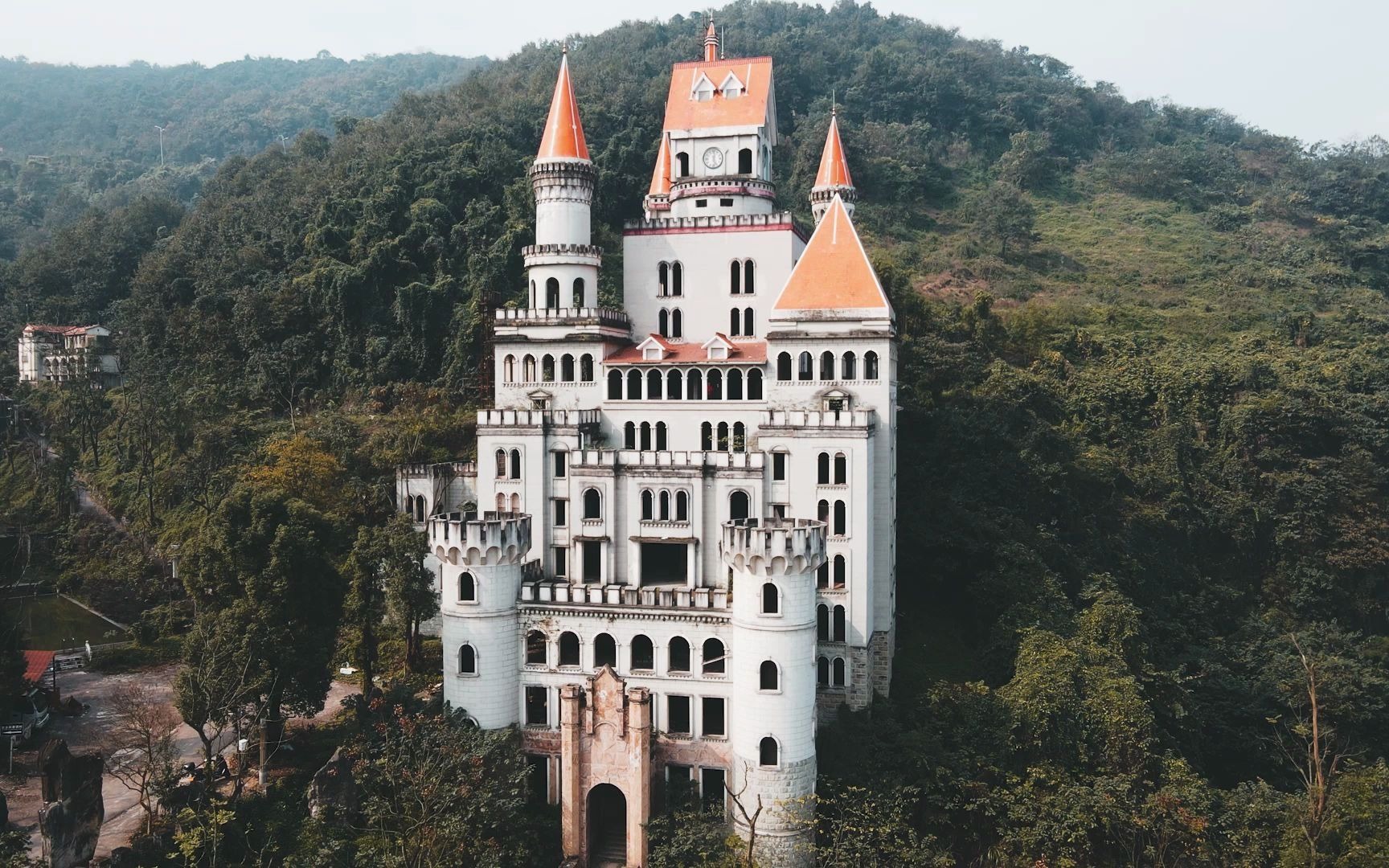 重庆新打卡地---荒废的霸下意城堡,很适合万圣节也!