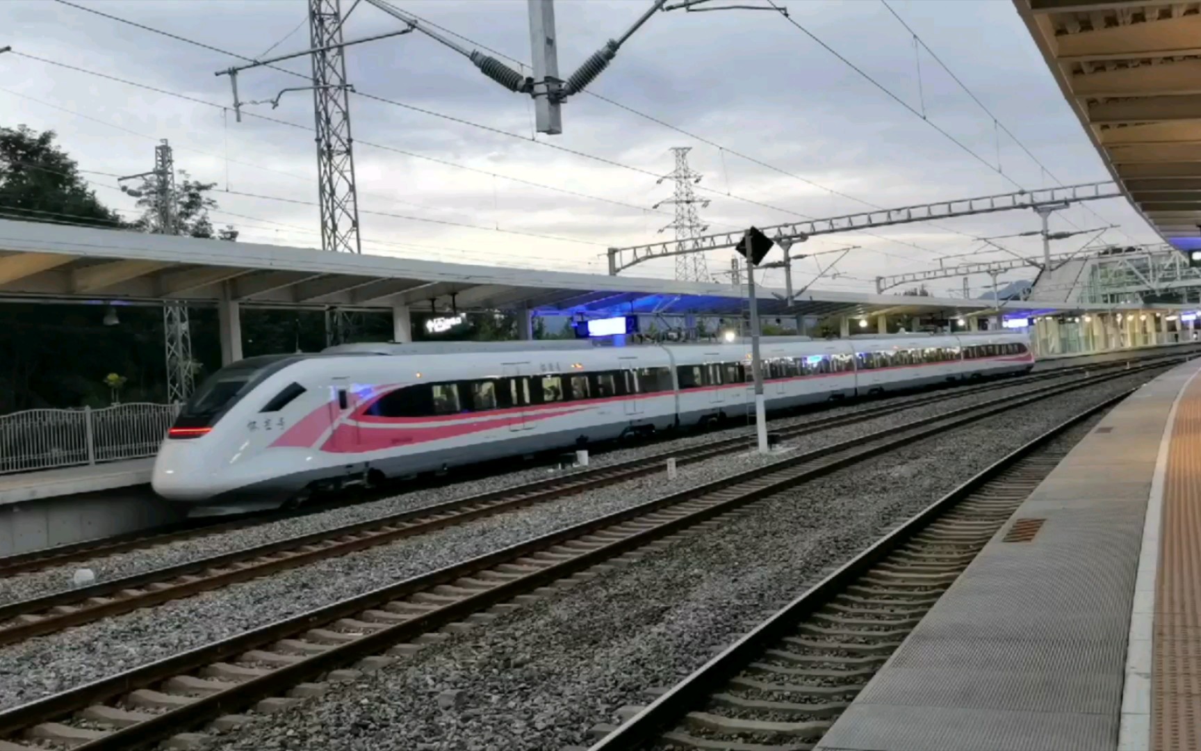 北京市郊铁路京通s5线怀密号,京承s6线拆猪几乎同时进雁栖湖站