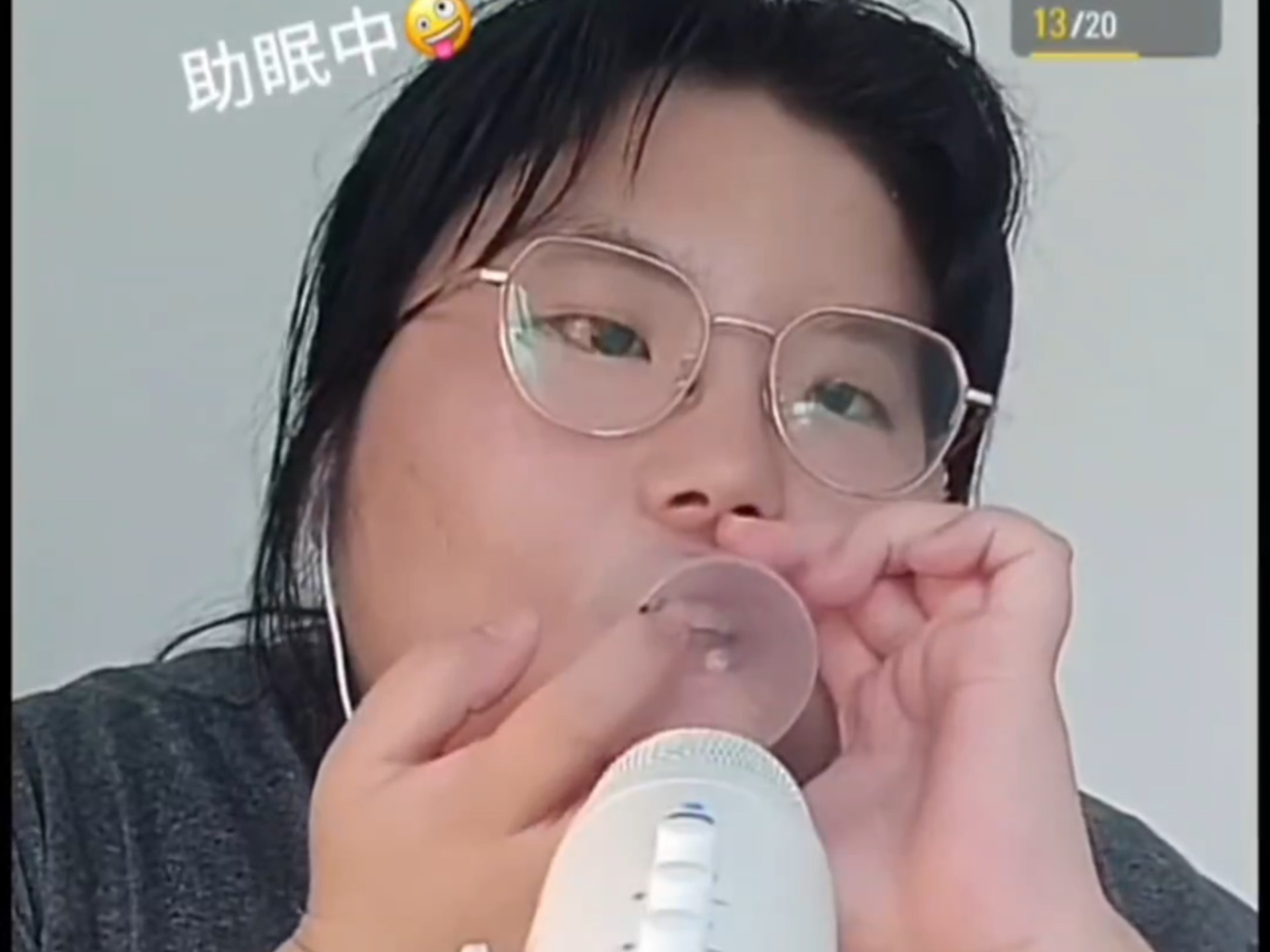 水水屁声崩醒熟睡粉丝，敲盖缓解尴尬试图掩盖屁声