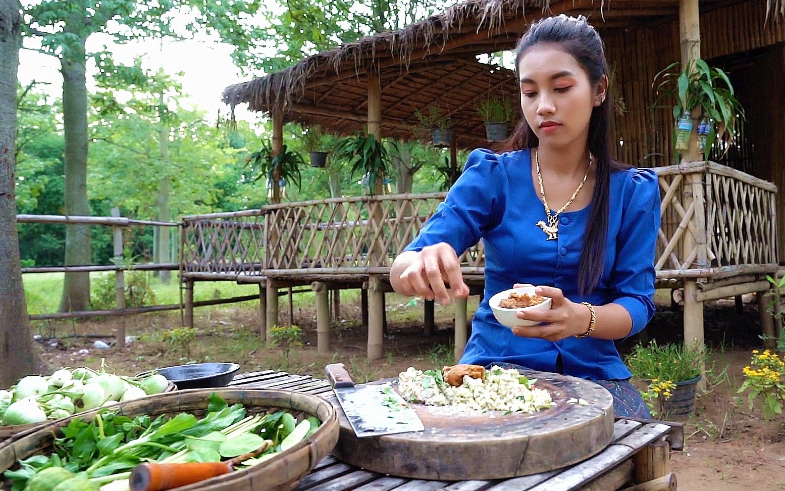 30岁美女辞职回深山做美食,成本5万赚回来了,旧同事看了都羡慕