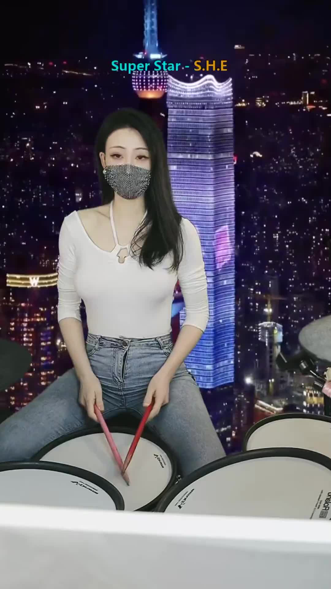 南门乐队女鼓手图片