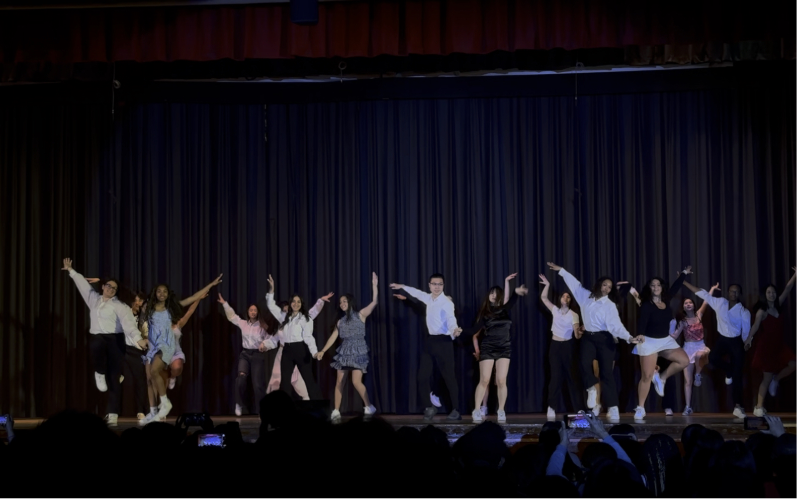 [图]【Dance With Me Tonight】FLHS 2023 Dance Festival