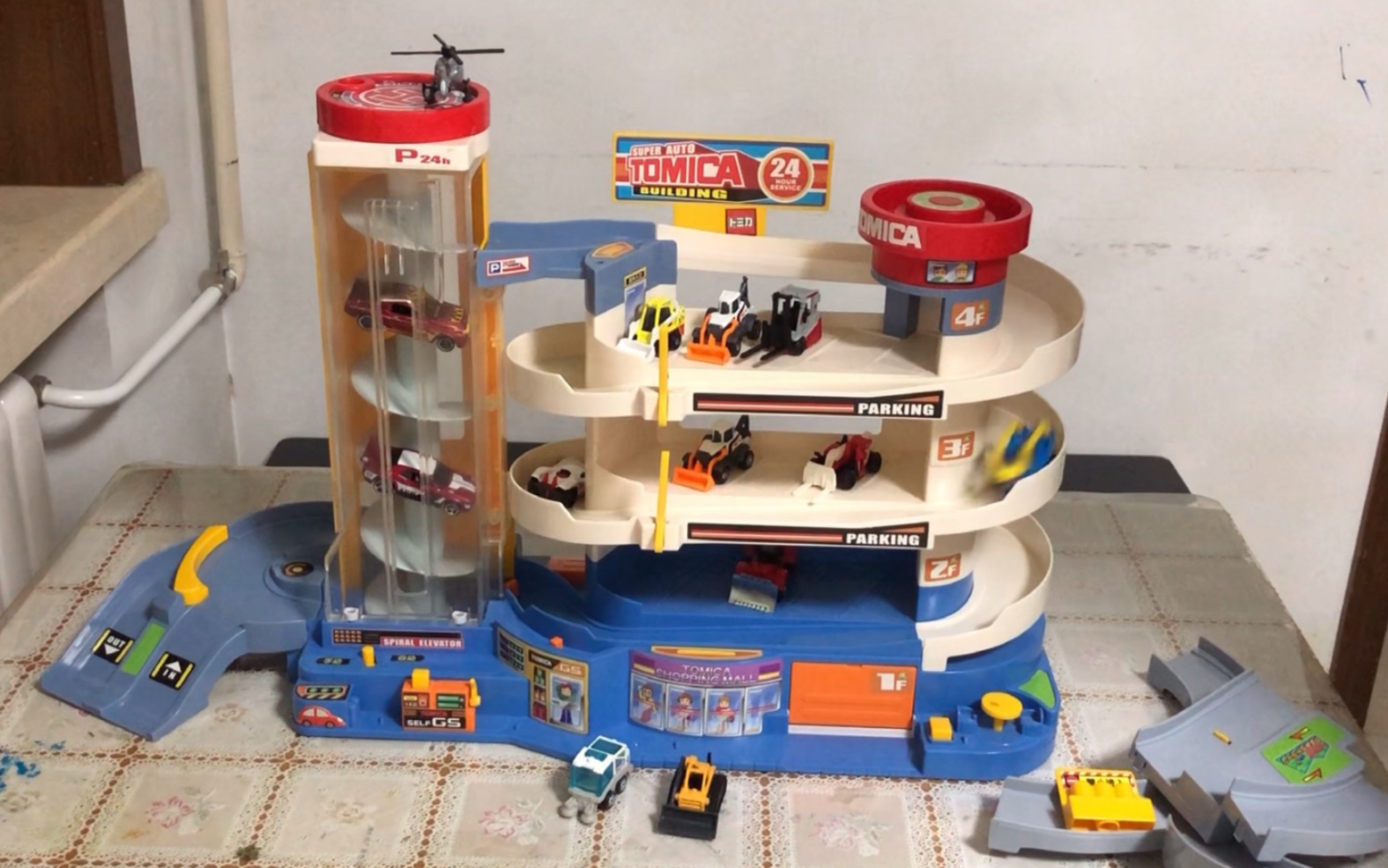 转转转……哇哇好好玩的……多美卡 tomy 汽车大楼停车场