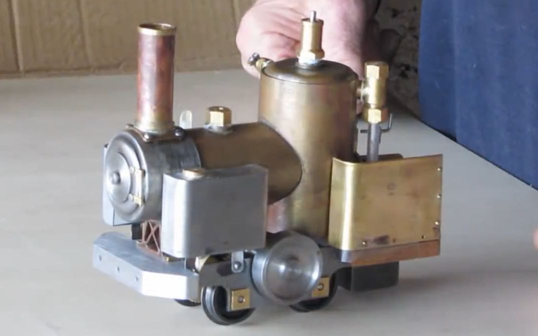 火车外国老爷爷做的摇摆式气缸蒸汽小火车启动展示w
