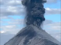 Скачать видео: 危地马拉，富埃戈火山喷发瞬间