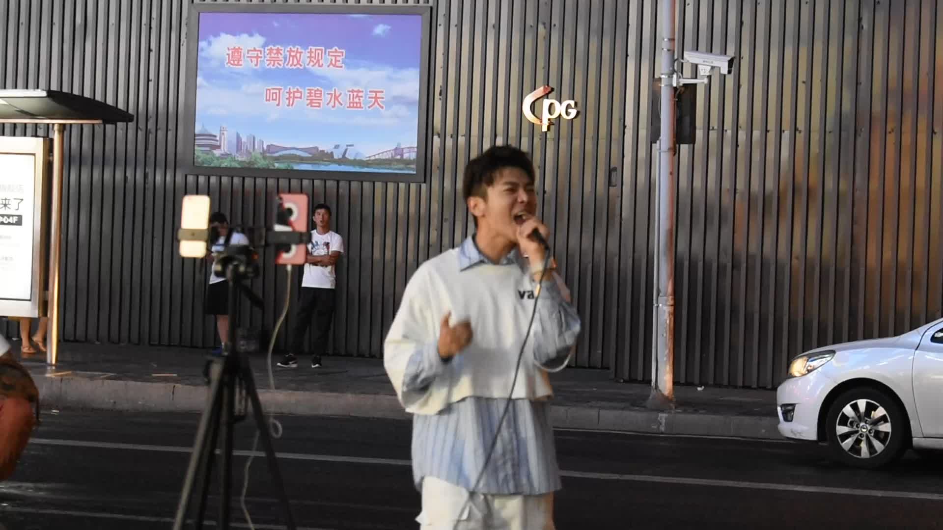 街头艺人王飞兔三岁美人鱼cover林俊杰