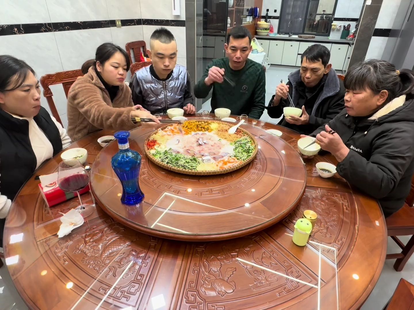 [图]安仔祝各位网友新年快乐 2024年顺风顺水顺财神！全家幸福美满