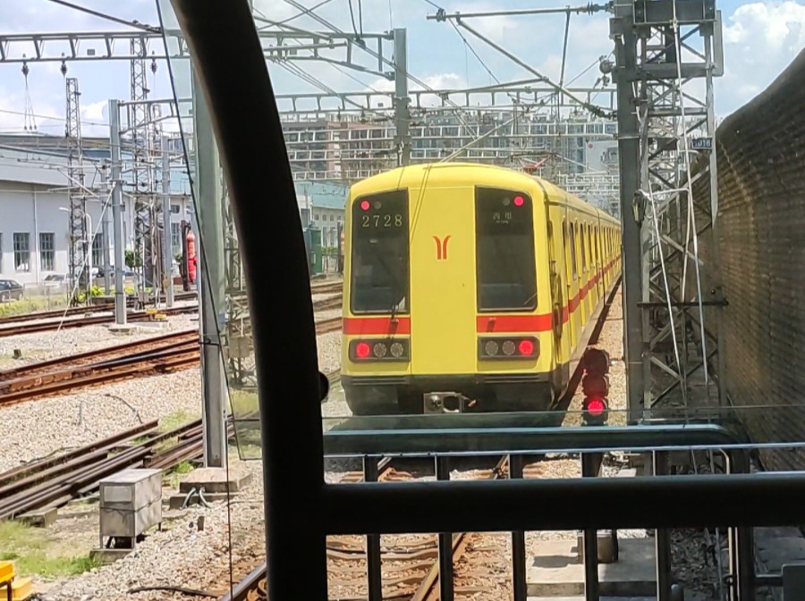 【广州地铁】1号线(01-2728)西塱出站