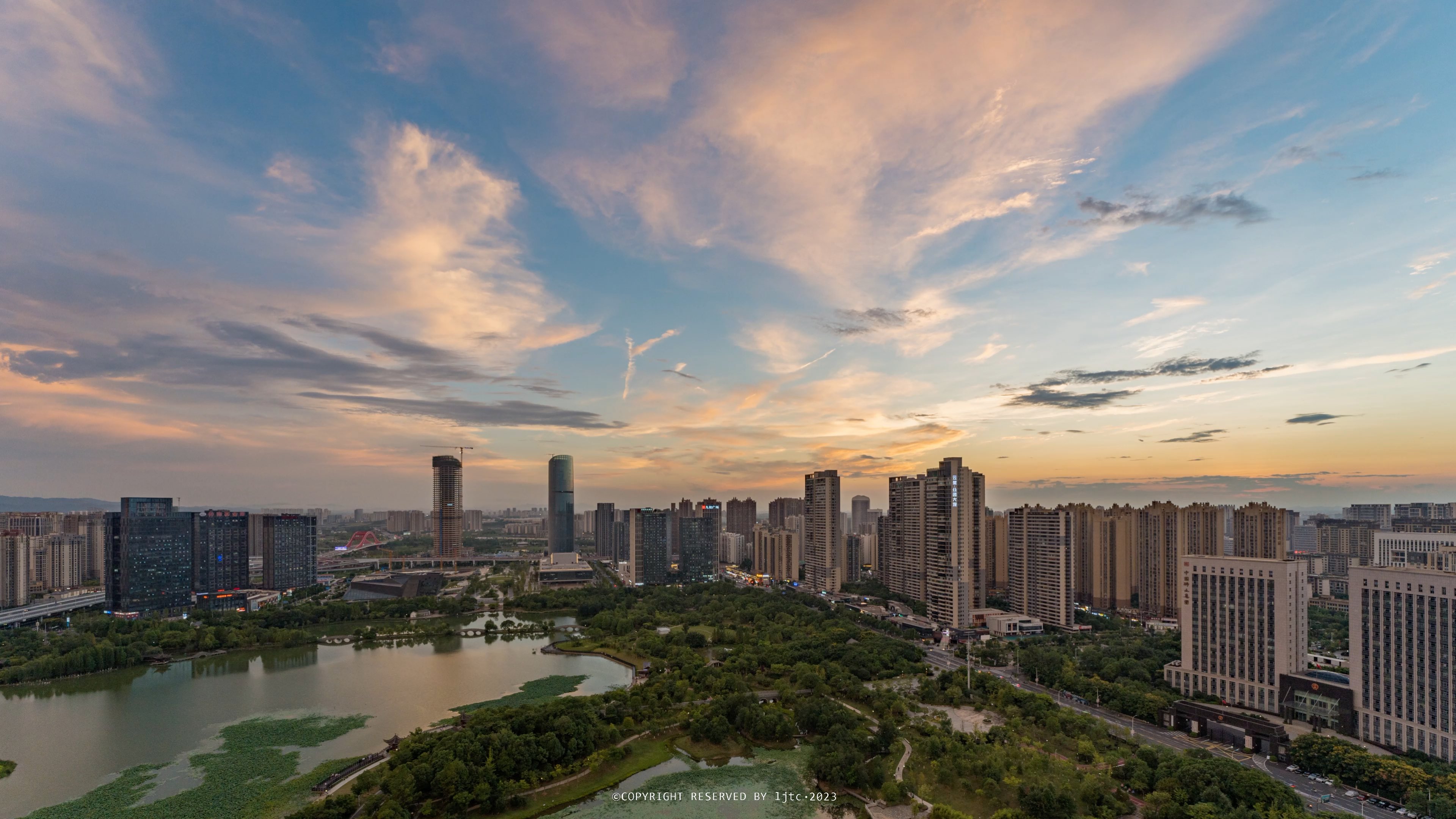 晚霞下的城市图片