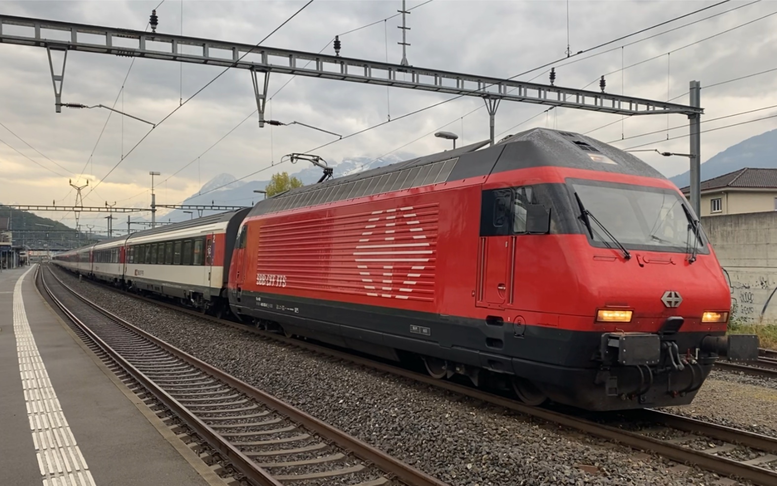 瑞士联邦铁路re460电力机车动集长编组开往genève-aéroport日内瓦