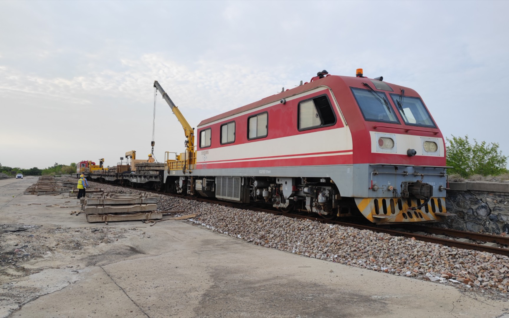 5月9日摄(1) 新长工务段 秦岭gcy-300Ⅱ 姜堰站货1线进行枕木运输作业