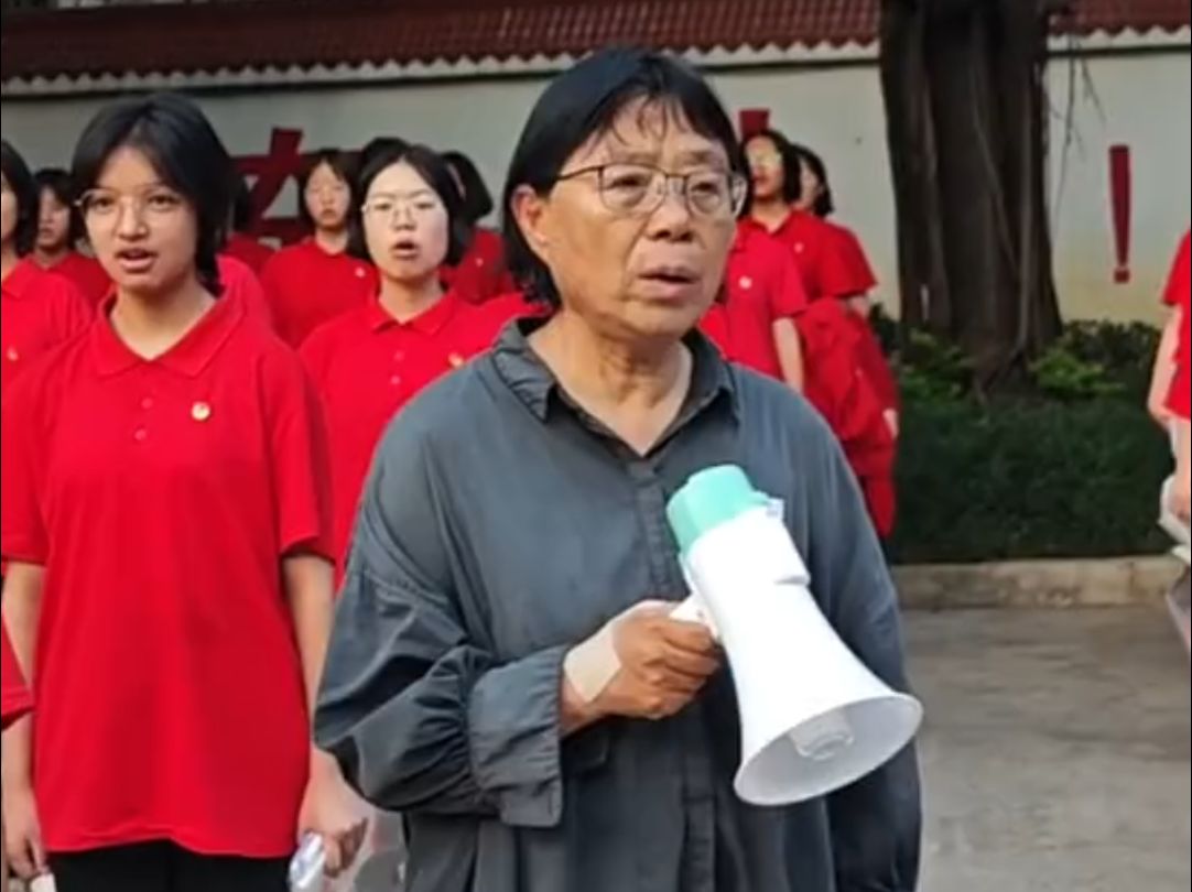 67岁张桂梅第14次送学生高考,华坪女高合唱《万疆》