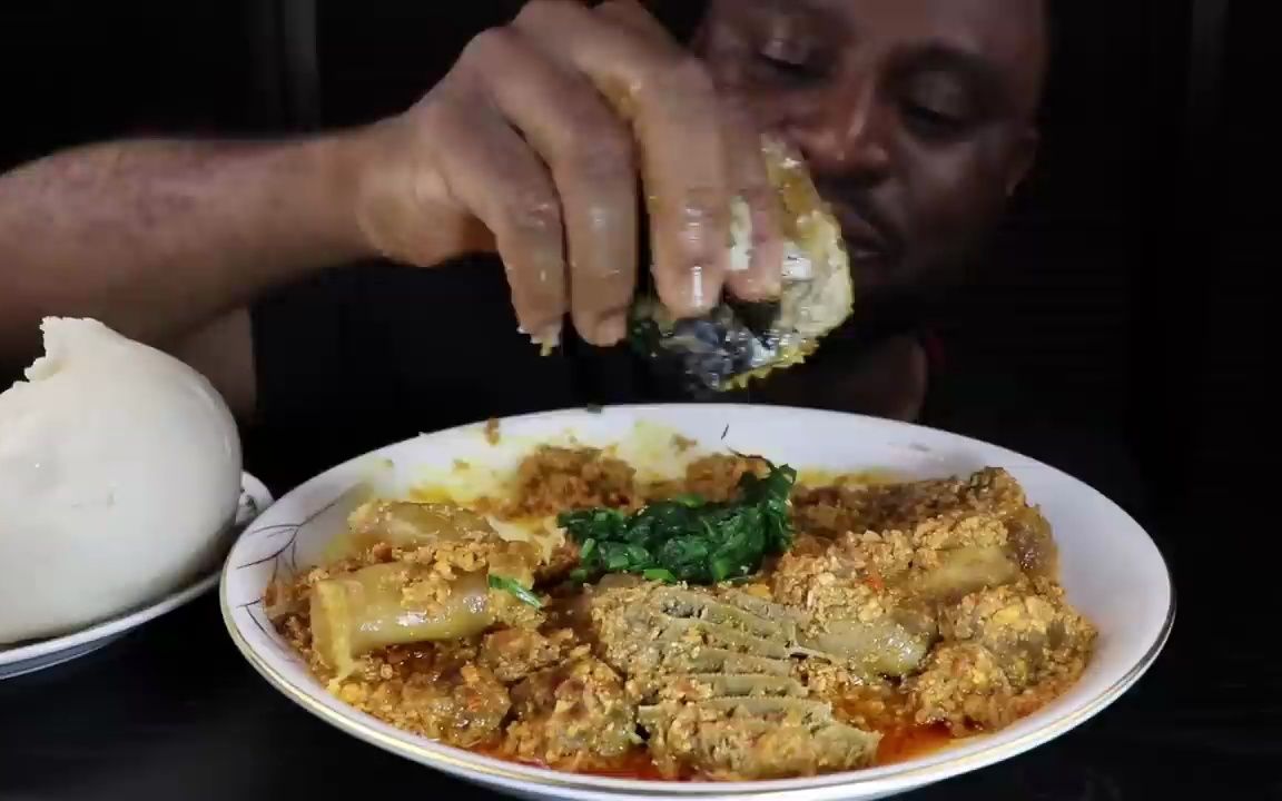 【非洲美食】敷敷美味与神秘黑暗料理蘸料的完美搭配,你敢挑战吗?