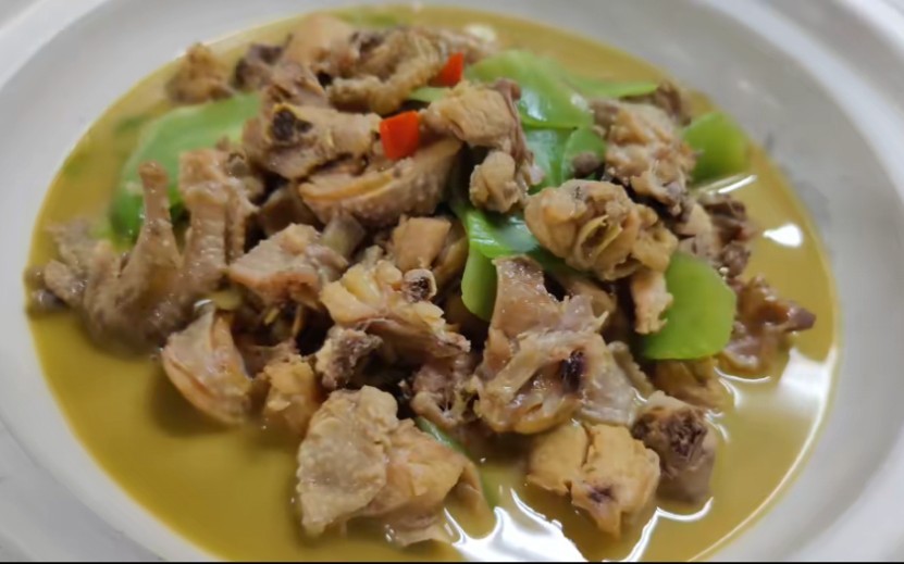 今天做一道农家土菜,咸香醇厚的风吹鸡火锅,鲜香又有回味.