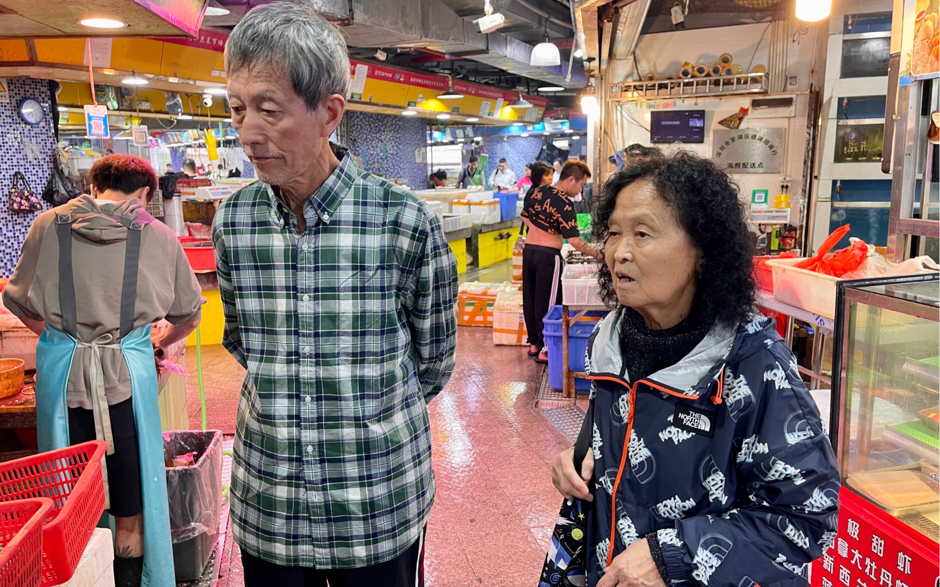 和爸妈逛深圳东门菜市场,就在酒店对面,花螺40元一斤,买回酒店自己煮哔哩哔哩bilibili