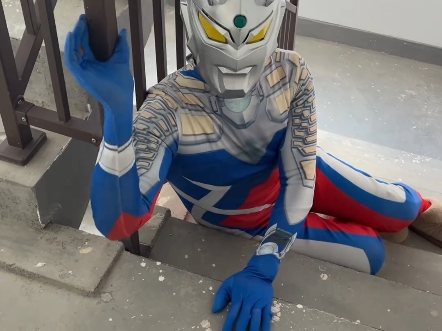 这是发生什么事了,奥特曼趴在楼梯上喊