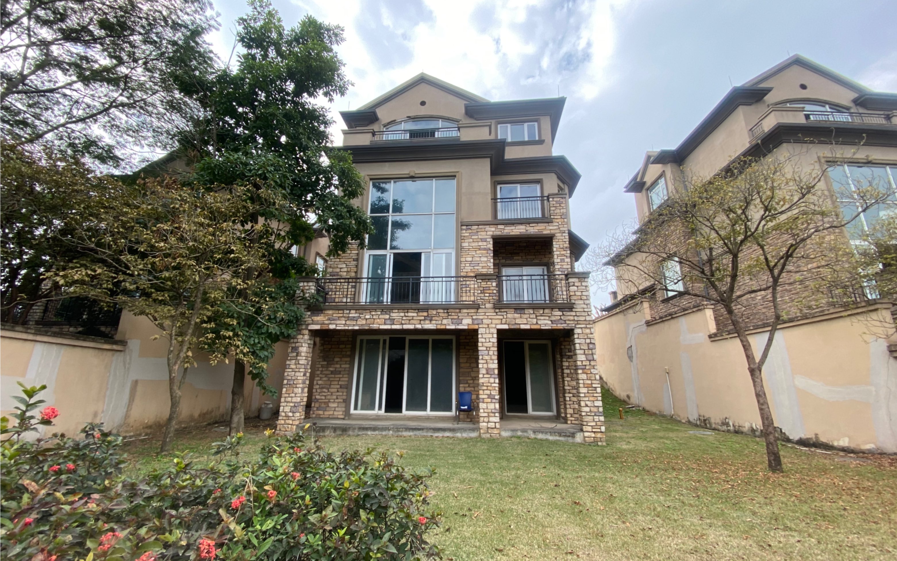 靠近广州独栋湖景别墅 曾经价值上千w 如今直接腰斩 花园可以钓鱼湖边